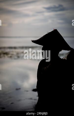 Männlicher Fischer am Morgen, der Fisch für sein Dorf fängt Stockfoto