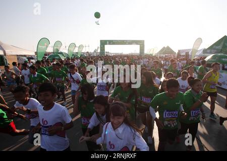 (170212) -- PHNOM PENH, 12. Februar 2017 -- Menschen besuchen die Veranstaltung Run for Love im Diamond Island Complex in Phnom Penh, Kambodscha, 12. Februar 2017. Kambodscha veranstaltete am Sonntag ein „Run for Love“-Event, um das Bewusstsein für den Valentinstag zu schärfen, der am 14. Februar stattfindet. (Zxj) KAMBODSCHA-PHNOM PENH-FUN RUN Sovannara PUBLICATIONxNOTxINxCHN Phnom Penh 12. Februar 2017 Prominente nehmen AM Run for Love Event IM Diamond Iceland Complex in Phnom Penh Teil Kambodscha 12. Februar 2017 Kambodscha organisierte AM Sonntag ein Run for Love Event, um das Bewusstsein für den Valentinstag zu schärfen, der AUF ihn fällt Februar 14 Kambodscha Phnom Pen Stockfoto