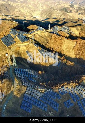 (170212) -- SHIJIAZHUANG, 12. Februar 2017 -- Foto vom 12. Februar 2017 zeigt das Photovoltaik-Kraftwerk Gehetou in Qinhuangdao, Nordchina. Ende 2016 wurden in den nördlichen Regionen von Hebei 12,81 Millionen Kilowatt an neue, netzgebundene Energiekapazitäten, einschließlich Wind- und Solarenergie, angeschlossen. )(mcg) CHINA-HEBEI-NEW ENERGY POWER GENERATION (CN) YangxShiyao PUBLICATIONxNOTxINxCHN Shijiazhuang Feb 12 2017 Foto aufgenommen AM 12. Februar 2017 zeigt die Photovoltaik-Stromerzeugungsanlage in Qinhuangdao Nordchina Grid CONNECTED New Energy Capacity including Wind Power and Sola Stockfoto