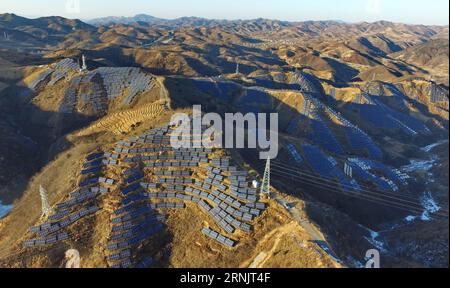 (170212) -- SHIJIAZHUANG, 12. Februar 2017 -- Foto vom 12. Februar 2017 zeigt das Photovoltaik-Kraftwerk Gehetou in Qinhuangdao, Nordchina. Ende 2016 wurden in den nördlichen Regionen von Hebei 12,81 Millionen Kilowatt an neue, netzgebundene Energiekapazitäten, einschließlich Wind- und Solarenergie, angeschlossen. )(mcg) CHINA-HEBEI-NEW ENERGY POWER GENERATION (CN) YangxShiyao PUBLICATIONxNOTxINxCHN Shijiazhuang Feb 12 2017 Foto aufgenommen AM 12. Februar 2017 zeigt die Photovoltaik-Stromerzeugungsanlage in Qinhuangdao Nordchina Grid CONNECTED New Energy Capacity including Wind Power and Sola Stockfoto