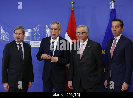 Jean Claude Juncker empfängt Alexander Van der Bellen und Christian Kern in Brüssel (170213) -- BRÜSSEL, 13. Februar 2017 -- EU-Kommissionspräsident Jean-Claude Juncker (2. R) und Johannes Hahn (1. L), EU-Kommissar für Europäische Nachbarschaftspolitik und Erweiterungsverhandlungen, treffen sich am 13. Februar 2017 in Brüssel, Belgien, mit dem österreichischen Präsidenten Alexander Van der Bellen (2. L) und dem österreichischen Bundeskanzler Christian Kern (1. R). (hy) BELGIEN-BRÜSSEL-EU-ÖSTERREICH-JUNCKER-VISIT YexPingfan PUBLICATIONxNOTxINxCHN Jean Claude Juncker empfängt Alexander van the Bellen und Christian Core in Brüssel Stockfoto