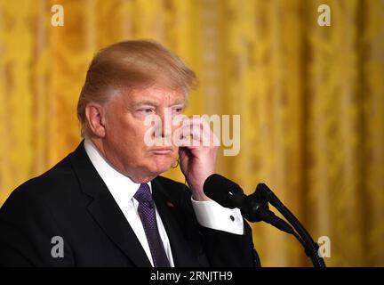 (170213) -- WASHINGTON, 13. Februar 2017 -- US-Präsident Donald Trump hört sich eine Frage auf einer gemeinsamen Pressekonferenz mit dem kanadischen Premierminister Justin Trudeau (nicht im Bild) am 13. Februar 2017 im Weißen Haus in Washington D.C., USA, an. US-Präsident Donald Trump versprach am Montag, sich sehr stark mit der Demokratischen Volksrepublik Korea (DVRK) auseinanderzusetzen und nannte das asiatische Land ein großes, großes Problem. ) US-WASHINGTON D.C.-TRUMP-CANADA-TRUDEAU-PRESSEKONFERENZ YinxBogu PUBLICATIONxNOTxINxCHN Washington 13. Februar 2017 US-Präsident Donald Trump hört sich eine Frage an Stockfoto
