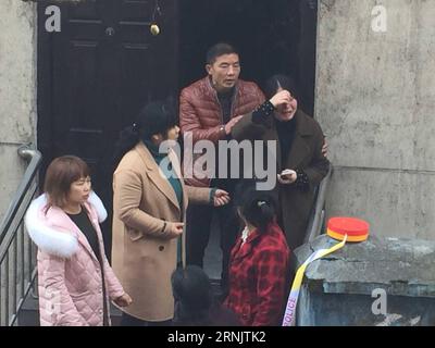 (170214) -- LIANYUAN, 14. Februar 2017 () -- Familien von Bergarbeitern warten auf Nachrichten in Lianyuan, Provinz Hunan in Zentralchina, 14. Februar 2017. Acht Menschen wurden nach einem Bombenanschlag auf eine Kohlengrube in der zentralchinesischen Provinz Hunan, wie die lokalen Behörden am Dienstag mitteilten, als tot bestätigt. () (zwx) CHINA-HUNAN-COAL MINE BLAST (CN) Xinhua PUBLICATIONxNOTxINxCHN 170214 Lian Yuan 14. Februar 2017 Familien von Kohlebergbauern warten auf Nachrichten in Lian Yuan Zentralchina S Hunan Provinz 14. Februar 2017 acht Prominente wurden nach einer Explosion in einer Kohlemine in Zentralchina S Hunan tot bestätigt Lokale Autorisierung Der Provinz Stockfoto