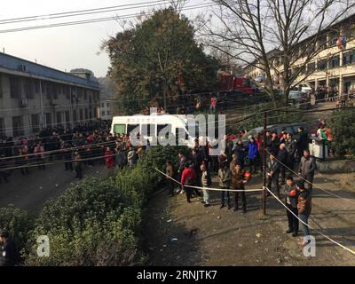 (170214) -- LIANYUAN, 14. Februar 2017 () -- Menschen warten vor dem Kohlebergwerk in Lianyuan, Provinz Hunan in Zentralchina, 14. Februar 2017. Acht Menschen wurden nach einem Bombenanschlag auf eine Kohlengrube in der zentralchinesischen Provinz Hunan, wie die lokalen Behörden am Dienstag mitteilten, als tot bestätigt. () (zwx) CHINA-HUNAN-COAL MINE BLAST (CN) Xinhua PUBLICATIONxNOTxINxCHN 170214 Lian Yuan 14. Februar 2017 Prominente warten außerhalb der Kohlebergwerksbrandstätte in Lian Yuan Zentralchina S Hunan Provinz 14. Februar 2017 acht Prominente wurden nach einem Explosion in einer Kohlemine in Zentralchina S Hunan tot bestätigt Bezirk Lokal Aut Stockfoto