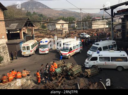 (170214) -- LIANYUAN, 14. Februar 2017 -- Krankenwagen werden in der Kohlengrube Zubao gesehen, wo am 14. Februar 2017 in der Stadt Lianyuan, der zentralchinesischen Provinz Hunan, eine Explosion stattfand. Neun Menschen wurden bei einer Explosion im Kohlebergwerk getötet, die Dienstag um 1:37 Uhr stattfand. ) (zhs) CHINA-HUNAN-COAL MINE-BLAST-AFTERMATH (CN) GuoxGuoquan PUBLICATIONxNOTxINxCHN 170214 Lian Yuan 14. Februar 2017 Krankenwagen sind Seen bei der Kohlemine, in der eine Explosion in der Stadt Lian Yuan, Zentralchina, Provinz Hunan, 14. Februar 2017, stattfand. Neun Prominente wurden bei der Explosion in der Kohlemine GETÖTET, die sich AM 1. Februar ereignete 37 A M Tues Stockfoto
