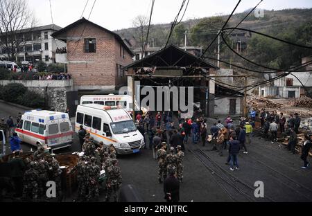 (170214) -- LIANYUAN, 14. Februar 2017 -- der Eingang der Kohlengrube Zubao, in der eine Explosion stattfand, ist in der Stadt Lianyuan, Provinz Hunan in Zentralchina, 14. Februar 2017 zu sehen. Mindestens acht Menschen wurden nach dem Anschlag auf die Kohlengrube um 1:37 Uhr tot bestätigt, sagten die örtlichen Behörden am Dienstag. ) (zhs) CHINA-HUNAN-COAL MINE-BLAST (CN) LixGa PUBLICATIONxNOTxINxCHN 170214 Lian Yuan 14. Februar 2017 der Eingang der Kohlemine, in der eine Explosion stattfand, IST Seen in der Stadt Lian Yuan IN Zentralchina S Hunan Provinz 14. Februar 2017 mindestens acht PROMINENTE wurden nach dem Schlag der KOHLEMINE AT tot bestätigt 1 3 Stockfoto