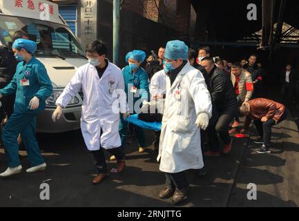 (170214) -- LIANYUAN, 14. Februar 2017 -- Rettungskräfte tragen einen Überlebenden aus der Kohlemine Zubao, wo am 14. Februar 2017 in der Stadt Lianyuan, Provinz Hunan, eine Explosion stattfand. Neun Menschen wurden bei einer Explosion im Kohlebergwerk getötet, die Dienstag um 1:37 Uhr stattfand. ) (zhs) CHINA-HUNAN-COAL MINE-BLAST-AFTERMATH (CN) GuoxGuoquan PUBLICATIONxNOTxINxCHN 170214 Lian Yuan 14. Februar 2017 Rettung eines Überlebenden aus der Kohlengrube, in der eine Explosion in der Stadt Lian Yuan, Zentralchina, Provinz Hunan, stattgefunden hat 14. Februar 2017 neun Prominente wurden bei einer Explosion in der Kohlemine GETÖTET Stockfoto