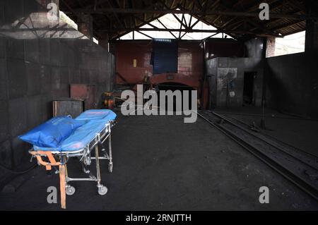 (170214) -- LIANYUAN, 14. Februar 2017 -- der Eingang der Kohlengrube Zubao, in der eine Explosion stattfand, ist in der Stadt Lianyuan, Provinz Hunan in Zentralchina, 14. Februar 2017 zu sehen. Mindestens acht Menschen wurden nach dem Angriff der Explosion auf die Kohlemine um 1:37 Uhr tot bestätigt, sagten die lokalen Behörden am Dienstag. ) (zhs) CHINA-HUNAN-COAL MINE-BLAST (CN) LixGa PUBLICATIONxNOTxINxCHN 170214 Lian Yuan 14. Februar 2017 der Eingang der Kohlemine, in der eine Explosion stattfand, IST Seen in der Stadt Lian Yuan IN Zentralchina S Hunan Provinz 14. Februar 2017 mindestens acht PROMINENTE wurden nach dem Schlag der KOHLEMINE AT tot bestätigt 1 37 Stockfoto