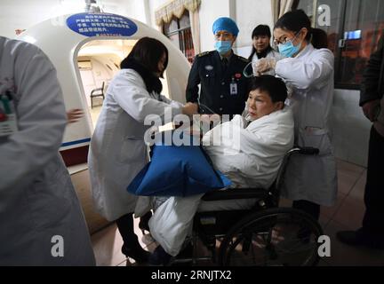 (170214) -- LIANYUAN, 14. Februar 2017 -- der verletzte Bergmann Ma Xuefu wird am 14. Februar 2017 in einem Krankenhaus in Loudi, der zentralchinesischen Provinz Hunan, behandelt. Neun Menschen wurden bei einer Explosion in der Kohlemine Zubao in der Stadt Lianyuan in Hunan am Dienstag getötet. (Zkr) CHINA-HUNAN-COAL MINE-BLAST-AFTERMATH (CN) LixGa PUBLICATIONxNOTxINxCHN 170214 Lian Yuan 14. Februar 2017 Verletzte Miner MA erhält Behandlung in einem Krankenhaus in Loudi Zentralchina S Hunan Provinz 14. Februar 2017 neun PROMINENTE wurden bei einer Explosion in der KOHLEMINE in Lian Yuan Stadt Hunan AM Dienstag CCR GETÖTET China Hunan Coal Mine Blas Stockfoto