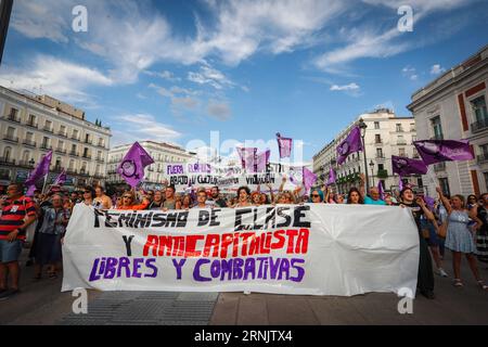 Madrid, Spanien. September 2023. Eine Menge Demonstranten hält während der Demonstration ein Banner mit feministischen Botschaften. Libres y Combativas, die feministische Plattform, die von der Studentenunion und der Revolutionären Linken gefördert wird, hat in ganz Spanien Demonstrationen gegen den suspendierten RFEF-Präsidenten Luis Rubiales ausgerufen. In der Puerta del Sol in Madrid findet eine neue Demonstration gegen den Präsidenten des spanischen Fußballverbandes statt. Quelle: SOPA Images Limited/Alamy Live News Stockfoto