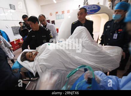 (170214) -- LIANYUAN, 14. Februar 2017 -- eine verletzte Person erhält Behandlung in einem Krankenhaus in Loudi, Provinz Hunan, Zentralchina, 14. Februar 2017. Neun Menschen wurden bei einer Explosion in der Kohlemine Zubao in der Stadt Lianyuan in Hunan am Dienstag getötet. (Zkr) CHINA-HUNAN-KOHLE MINE-BLAST-AFTERMATH (CN) LixGa PUBLICATIONxNOTxINxCHN 170214 Lian Yuan 14. Februar 2017 Verletzte erhält Behandlung in einem Krankenhaus in Loudi Zentralchina S Hunan Provinz 14. Februar 2017 neun PROMINENTE wurden bei DER Explosion in der Kohlemine in Lian Yuan Stadt Hunan AM Dienstag CCR GETÖTET China Hunan Coal Mine Blast Aft Stockfoto