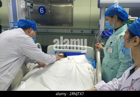 (170214) -- LIANYUAN, 14. Februar 2017 -- eine verletzte Person erhält Behandlung in einem Krankenhaus in Loudi, Provinz Hunan, Zentralchina, 14. Februar 2017. Neun Menschen wurden bei einer Explosion in der Kohlemine Zubao in der Stadt Lianyuan in Hunan am Dienstag getötet. (Zkr) CHINA-HUNAN-KOHLE MINE-BLAST-AFTERMATH (CN) ShixWeiyan PUBLICATIONxNOTxINxCHN 170214 Lian Yuan 14. Februar 2017 Verletzte erhält Behandlung in einem Krankenhaus in Loudi Zentralchina S Hunan Provinz 14. Februar 2017 neun PROMINENTE wurden bei DER Explosion in der Kohlemine in Lian Yuan Stadt Hunan AM Dienstag CCR GETÖTET China Hunan Coal Mine Blas Stockfoto