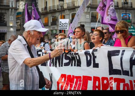 Madrid, Spanien. September 2023. Ein älterer Mann unterstützt die Demonstranten während der feministischen Demonstration in Puerta del Sol. Libres y Combativas, die feministische Plattform, die von der Studentenunion und der Revolutionären Linken gefördert wird, hat in ganz Spanien Demonstrationen gegen den suspendierten RFEF-Präsidenten Luis Rubiales ausgerufen. In der Puerta del Sol in Madrid findet eine neue Demonstration gegen den Präsidenten des spanischen Fußballverbandes statt. Quelle: SOPA Images Limited/Alamy Live News Stockfoto