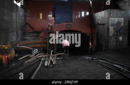 (170214) -- LIANYUAN, 14. Februar 2017 -- Ein Verwandter eines Opfers der Explosion einer Kohlemine steht am Eingang der Kohlemine Zubao, wo die Explosion in der Stadt Lianyuan, Provinz Hunan in Zentralchina, am 14. Februar 2017 stattfand. Neun Menschen wurden bei einer Explosion in der Kohlemine Zubao in der Stadt Lianyuan in Hunan am Dienstag getötet. (Zkr) CHINA-HUNAN-COAL MINE-BLAST-AFTERMATH (CN) LixGa PUBLICATIONxNOTxINxCHN 170214 Lian Yuan 14. Februar 2017 ein Verwandter eines Opfers einer Kohlebergwerksexplosion steht AM Eingang der Kohlemine, wo die Explosion in der Stadt Lian Yuan in Zentralchina, Provinz Hunan, 14. Februar 2017 N, stattfand Stockfoto