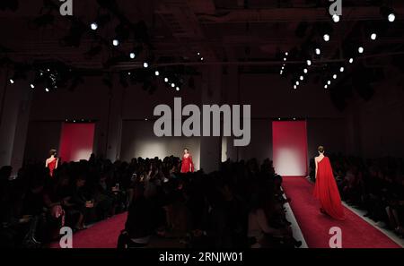 New York Fashion Week - Naeem Khan Modenschau Models präsentieren Kreationen von Naeem Khan während der New York Fashion Week 2017 in New York City, USA, am 14. Februar 2017. ) U.S.-NEW YORK-FASHION WEEK-NAEEM KHAN LixRui PUBLICATIONxNOTxINxCHN New York Fashion Week Naeem Khan Fashion Show Models präsentieren Kreationen von Naeem Khan während der New York Fashion Week 2017 in New York City die Vereinigten Staaten AM 14. Februar 2017 US New York Fashion Week Naeem Khan lixrui PUBLICATIONxNOTxINCHN Stockfoto