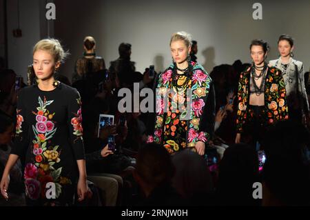 New York Fashion Week - Naeem Khan Modenschau Models präsentieren Kreationen von Naeem Khan während der New York Fashion Week 2017 in New York City, USA, am 14. Februar 2017. ) U.S.-NEW YORK-FASHION WEEK-NAEEM KHAN LixRui PUBLICATIONxNOTxINxCHN New York Fashion Week Naeem Khan Fashion Show Models präsentieren Kreationen von Naeem Khan während der New York Fashion Week 2017 in New York City die Vereinigten Staaten AM 14. Februar 2017 US New York Fashion Week Naeem Khan lixrui PUBLICATIONxNOTxINCHN Stockfoto