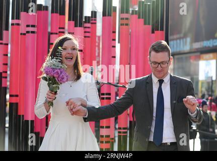 (170214) -- NEW YORK, 14. Februar 2017 -- Elodie Legrand (L) und Guillaume Lesot aus Frankreich tanzen zusammen, nachdem sie während der Hochzeiten auf dem Square Valentine s Day am Times Square in New York, USA, am 14. Februar 2017 geheiratet haben. Verschiedene Aktivitäten wie Hochzeiten auf dem Platz, Überraschungsvorschläge und die Erneuerung des Eheversprechens wurden für Liebende abgehalten, um den Valentinstag am Dienstag zu genießen. ) U.S.-NEW YORK-VALENTINE S DAY-CELEBRATION WangxYing PUBLICATIONxNOTxINxCHN 170214 New York 14. Februar 2017 Elodie Legrand l und Guillaume aus Frankreich tanzen zusammen, nachdem sie während der W geheiratet haben Stockfoto