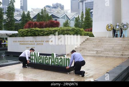 (170215) -- SINGAPUR, 15. Februar 2017 -- Mitarbeiter bereiten sich auf den 50. Kriegsgedenkengottesdienst in Singapur am 15. Februar 2017 vor. Singapur Chinesische Industrie- und Handelskammer hielt am Mittwoch den 50. Gedenkgottesdienst zum Gedenken an zivile Opfer der japanischen Besatzung ab. Während des Zweiten Weltkriegs eroberten die Japaner Singapur und besetzten es für mehr als dreieinhalb Jahre. Nach unvollständigen Statistiken wurden mindestens 50.000 Singapurer getötet. ) (hy) SINGAPUR-ZIVILE OPFER-GEDENKFEIER BaoxXuelin PUBLICATIONxNOTxINxCHN 170215 Singapur 15. Februar 2017 Mitarbeiter bereiten sich vor Stockfoto