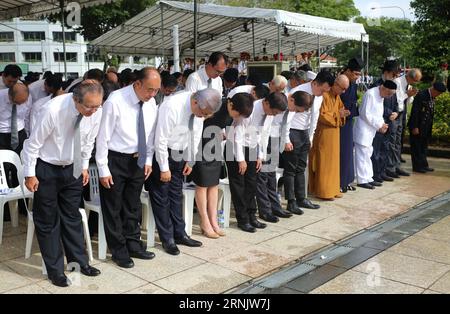 (170215) -- SINGAPUR, 15. Februar 2017 -- Singapurs Ministerin für Kultur, Gemeinschaft und Jugend Grace Fu (4. L, Front), Vorsitzender der Chinesischen Industrie- und Handelskammer von Singapur Thomas Chua Kee Seng (3. L, Front) verbeugte sich während des 50. Gedenkgottesdienstes in Singapur am 15. Februar 2017. Singapur Chinesische Industrie- und Handelskammer hielt am Mittwoch den 50. Gedenkgottesdienst zum Gedenken an zivile Opfer der japanischen Besatzung ab. Während des Zweiten Weltkriegs eroberten die Japaner Singapur und besetzten es für mehr als dreieinhalb Jahre. Nach unvollständigen Statistiken mindestens 50,0 Stockfoto