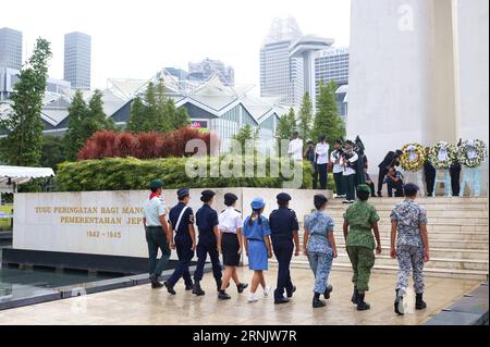 (170215) -- SINGAPUR, 15. Februar 2017 -- Repräsentanten des National Cadet Corps und des National Police Cadet Corps zollen während des 50. Kriegsgedenkens am 15. Februar 2017 in Singapur Tribut. Singapur Chinesische Industrie- und Handelskammer hielt am Mittwoch den 50. Gedenkgottesdienst zum Gedenken an zivile Opfer der japanischen Besatzung ab. Während des Zweiten Weltkriegs eroberten die Japaner Singapur und besetzten es für mehr als dreieinhalb Jahre. Nach unvollständigen Statistiken wurden mindestens 50.000 Singapurer getötet. ) (hy) SINGAPUR - ZIVILE OPFER - GEDENKFEIER BaoxXuelin PUBLICAT Stockfoto