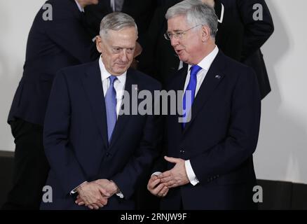 (170215) -- BRÜSSEL, 15. Februar 2017 -- US-Verteidigungsminister James Mattis (L) spricht mit seinem britischen Kollegen Michael Fallon während der Gruppenfotositzung bei einem NATO-Verteidigungsministertreffen am 15. Februar 2017 in Brüssel, Belgien. ) BELGIEN-BRÜSSEL-NATO-VERTEIDIGUNGSMINISTER-TREFFEN YexPingfan PUBLICATIONxNOTxINxCHN 170215 Brüssel 15. Februar 2017 US-Verteidigungsminister James Mattis l spricht mit seinem britischen Part Michael Fallon während der Group Photo Session BEI einem NATO-Verteidigungsministertreffen AM Hauptsitz in Brüssel Belgien 15. Februar 2017 Belgien Brüsseler NATO Defence Minist Stockfoto