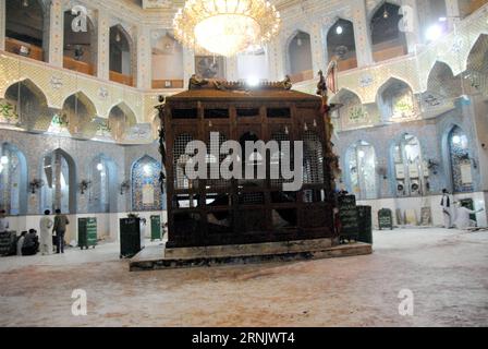 (170216) -- SEHWAN (PAKISTAN), 16. Februar 2017 -- Foto aufgenommen am 16. Februar 2017 zeigt die Innenansicht eines Schreins nach einem Selbstmordanschlag in Sehwan, Südpakistans Provinz Sindh. Die Zahl der Todesopfer durch einen tödlichen Selbstmordanschlag auf einen Schrein in der Stadt Sehwan in der südpakistanischen Provinz Sindh ist auf 72 gestiegen, sagte die örtliche Polizei. PAKISTAN-SEHWAN-SHRINE-BLAST Stringer PUBLICATIONxNOTxINxCHN 170216 Sehwan Pakistan Feb 16 2017 Foto aufgenommen AM 16. Februar 2017 zeigt die Innenansicht eines Schreins nach einem Selbstmordanschlag in Sehwan Town Südpakistans Provinz S Sindh die Todesrate eines tödlichen Selbstmords Stockfoto