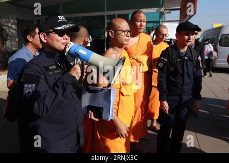 (170217) -- PATHUM THANI, 17. Februar 2017 -- Mitglieder des thailändischen Department of Special Investigation (DSI) suchen nach Phra Dhammajayo im Wat Dhammakaya Tempel in der Provinz Pathum Thani, Thailand, 17. Februar 2017. Laut den lokalen Medien hatten die Ermittler Phra Dhammajayo, den ehemaligen Abt des Wat Dhammakaya-Tempels, der wegen Geldwäsche angeklagt wurde, bei ihrer zweiten Durchsuchung im Tempelkomplex am Freitag nicht gefunden. ) (Zhf) THAILAND-PATHUM THANI-WAT DHAMMAKAYA-ABT-UNTERSUCHUNG RachenxSageamsak PUBLICATIONxNOTxINxCHN Pathum Thani 17. Februar 2017 Mitglieder des thailändischen Landes S Stockfoto