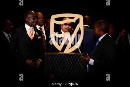 (170217) -- JOHANNESBURG, 17. Februar 2017 -- das am 7. April 2016 aufgenommene Aktenfoto zeigt, wie der südafrikanische Präsident Jacob Zuma (C) das Logo der Standard Bank während des Starts des eChannel-Pilotprojekts der Innenabteilung im Gallagher Convention Center in Midrand betrachtet. in der Nähe von Johannesburg, Südafrika, ist die südafrikanische Regierung bereit, gegen Marktmissbrauch, Preisabsprachen und Absprachen im privaten Sektor vorzugehen, um die Wirtschaft des Landes zu schützen, sagte Präsident Jacob Zuma am 16. Februar 2017. Zuma sprach, nachdem die Wettbewerbskommission dies am Mittwoch angekündigt hatte Stockfoto