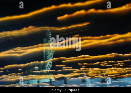 Dieses am 11. Februar 2017 aufgenommene Langzeitfoto zeigt Pfade bei Kerzenlicht während der Makha Bucha-Verehrung im Phutthamonthon Park in der Provinz Nakhon Pathom, Thailand. Als eines der wichtigsten buddhistischen Feste Thailands wird Makha Bucha jede Vollmondnacht des dritten Monats im thailändischen Mondkalender beobachtet. Am Makha Bucha-Tag strömen die Menschen in Tempel und verehren Buddhas und beten für die Seligkeit. ) XINHUA FOTO WÖCHENTLICHE AUSWAHL LixMangmang PUBLICATIONxNOTxINxCHN dieses Langzeitfoto VOM 11. Februar 2017 zeigt Spuren des Kerzenlichts während der Makha Bucha-Verehrung Stockfoto
