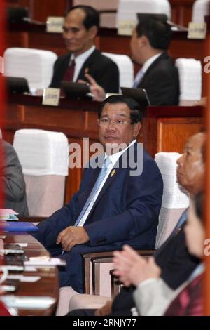 (170220) -- PHNOM PENH, 20. Februar 2017 -- kambodschanischer Premierminister Samdech Techo Hun Sen nimmt am 20. Februar 2017 an einer Sitzung der Nationalversammlung in Phnom Penh, Kambodscha, Teil. Die Nationalversammlung Kambodschas änderte am Montag das Gesetz über politische Parteien, um verurteilte Politiker trotz eines Boykotts der Oppositionsgesetzgeber an der Führung einer politischen Partei zu hindern. (zcc) KAMBODSCHA-PHNOM PENH-NATIONALE VERSAMMLUNG-SITZUNG Sovannara PUBLICATIONxNOTxINxCHN Phnom Penh 20. Februar 2017 kambodschanischer Premierminister Samdech Techo HUN Sen nimmt AM 20. Februar 2017 an einer Sitzung der Nationalversammlung in Phnom Penh Kambodscha Teil Stockfoto