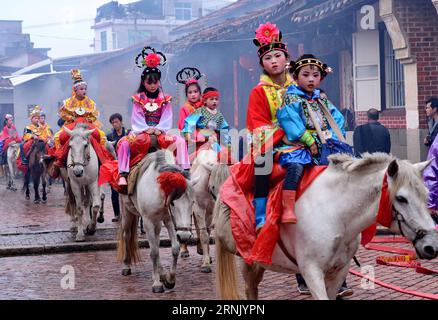 (170222) -- PUTIAN, 22. Februar 2017 -- Kinderparade zu Pferd im Dorf Yangwei, Putian Stadt der südöstlichen chinesischen Provinz Fujian, 22. Februar 2017. Am 26. Tag des ersten Monats des chinesischen Mondkalenders ziehen hier Kinder, die als legendäre Figuren verkleidet sind, durch die Straßen. Es ist eine lange Tradition, für Frieden, Wohlstand und gute Ernte zu beten. ) (LB) CHINA-FUJIAN-PUTIAN-TRADITION (CN) ZhangxGuojun PUBLICATIONxNOTxINxCHN Putian 22. Februar 2017 Kinderparade zu Pferd im Dorf Putian Stadt Südostchina S Fujian Provinz 22. Februar 2017 Kinder, die als legendäre Figuren gekleidet sind P Stockfoto