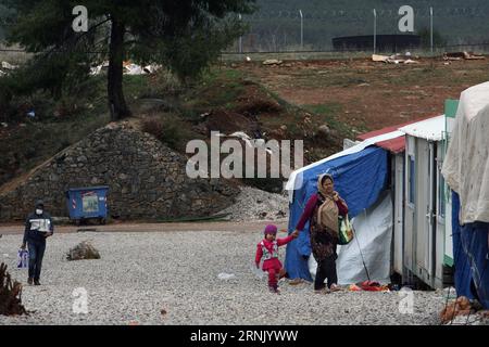 (170222) -- MALAKASA (GRIECHENLAND), 22. Februar 2017 -- das am 7. Februar 2017 aufgenommene Foto zeigt afghanische Flüchtlinge in einem Flüchtlingscamp in Malakasa, 40 Kilometer nördlich von Athen, Griechenland. Ein Jahr nach der Schließung der Balkanroute, die seit 2015 mehr als eine Million Flüchtlinge nach Mitteleuropa gebracht hatten, kämpfen die griechischen Behörden nach wie vor mit der Verbesserung der Lebensbedingungen für die 62.500 Migranten, die in dem verschuldeten Land stranden, laut den jüngsten offiziellen Zahlen des Ministeriums für Migrationspolitik. ) GRIECHENLAND-MALAKASA-FLÜCHTLINGE MariosxLolos PUBLICATIONxNOTxINxCHN Malakasa Griechenland 22. Februar 2017 Datei Photo Tak Stockfoto