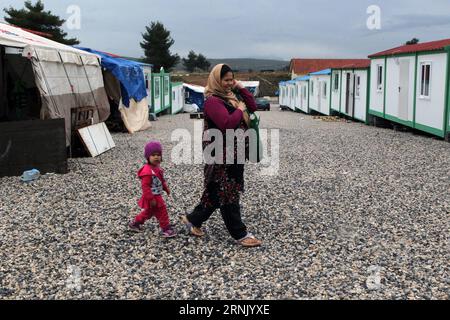 (170222) -- MALAKASA (GRIECHENLAND), 22. Februar 2017 -- das am 7. Februar 2017 aufgenommene Foto zeigt afghanische Flüchtlinge in einem Flüchtlingscamp in Malakasa, 40 Kilometer nördlich von Athen, Griechenland. Ein Jahr nach der Schließung der Balkanroute, die seit 2015 mehr als eine Million Flüchtlinge nach Mitteleuropa gebracht hatten, kämpfen die griechischen Behörden nach wie vor mit der Verbesserung der Lebensbedingungen für die 62.500 Migranten, die in dem verschuldeten Land stranden, laut den jüngsten offiziellen Zahlen des Ministeriums für Migrationspolitik. ) GRIECHENLAND-MALAKASA-FLÜCHTLINGE MariosxLolos PUBLICATIONxNOTxINxCHN Malakasa Griechenland 22. Februar 2017 Datei Photo Tak Stockfoto