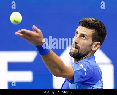 Flushing Meadow, United Erklärte. September 2023. Novak Djokovic aus Serbien dient Laslo.Djere aus Serbien in der dritten Runde im Arthur Ashe Stadium bei den US Open Tennis Championships 2023 im USTA Billie Jean King National Tennis Center am Freitag, 1. September 2023 in New York City. Foto von John Angelillo/UPI Credit: UPI/Alamy Live News Stockfoto