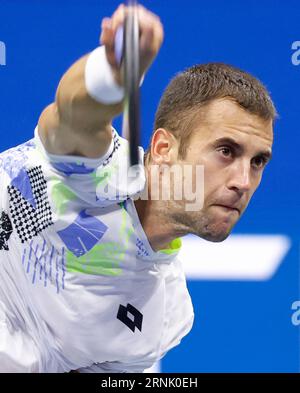 Flushing Meadow, United Erklärte. September 2023. Laslo Djere aus Serbien dient Novak Djokovic aus Serbien in der dritten Runde im Arthur Ashe Stadium bei den US Open Tennis Championships 2023 im USTA Billie Jean King National Tennis Center am Freitag, 1. September 2023 in New York City. Foto von John Angelillo/UPI Credit: UPI/Alamy Live News Stockfoto