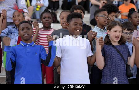 (170224) -- WASHINGTON, 24. Februar 2017 -- die Schüler der Watkins Elementary School nehmen am 24. Februar 2017 an der 13. jährlichen Lesung von Martin Luther King s I Have a Dream Speech im Lincoln Memorial in Washington D.C., der Hauptstadt der Vereinigten Staaten, Teil, um an den Bürgerrechtler zu erinnern. U.S.-WASHINGTON D.C.-MARTIN LUTHER KING-GEDENKEN BaoxDandan PUBLICATIONxNOTxINxCHN Washington 24. Februar 2017 Schüler der Watkins Elementary School nehmen an der 13. Jährlichen Lesung von Martin Luther King S I Have a Dream Speech Event AM Lincoln Memorial in Washington D C, Hauptstadt der Vereinigten Staaten, Teil Stockfoto