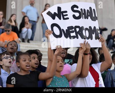 (170224) -- WASHINGTON, 24. Februar 2017 -- die Schüler der Watkins Elementary School nehmen am 24. Februar 2017 an der 13. jährlichen Lesung von Martin Luther King s I Have a Dream Speech im Lincoln Memorial in Washington D.C., der Hauptstadt der Vereinigten Staaten, Teil, um an den Bürgerrechtler zu erinnern. U.S.-WASHINGTON D.C.-MARTIN LUTHER KING-GEDENKEN BaoxDandan PUBLICATIONxNOTxINxCHN Washington 24. Februar 2017 Schüler der Watkins Elementary School nehmen an der 13. Jährlichen Lesung von Martin Luther King S I Have a Dream Speech Event AM Lincoln Memorial in Washington D C, Hauptstadt der Vereinigten Staaten, Teil Stockfoto