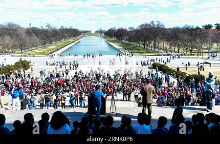 (170224) -- WASHINGTON, 24. Februar 2017 -- am 24. Februar 2017 nehmen die Menschen an der 13. Jährlichen Lesung von Martin Luther King s I Have a Dream Speech im Lincoln Memorial in Washington D.C., der Hauptstadt der Vereinigten Staaten, Teil, um der Bürgerrechtlerin zu gedenken. ) US-WASHINGTON D.C.-MARTIN LUTHER KING-GEDENKEN BaoxDandan PUBLICATIONxNOTxINxCHN Washington 24. Februar 2017 Prominente nehmen an der 13. Jährlichen Lesung von Martin Luther King S I Have a Dream Speech Event AM Lincoln Memorial in Washington D C, Hauptstadt der Vereinigten Staaten, AM 24. Februar 2017 Teil, um die Bürgerrechte LE zu gedenken Stockfoto