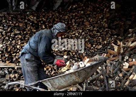 (170225) -- KABUL, 25. Februar 2017 -- A man Works at A Wood Market in the Northern Urban District of Kabul, Afghanistan, 17. Februar 2017. Der Winter hat Afghanistan fast überdeckt, was das Leben armer Familien beeinträchtigt, insbesondere derjenigen, die keine Warmwasserausrüstung, sauberes Wasser oder genügend Nahrung haben, um mit dem kalten Wetter fertig zu werden. Im nördlichen Stadtviertel von Kabul leben viele noch in Lehmbauten und haben kein Geld, um Holz zum Feuer zu kaufen. ) (zcc) AFGHANISTAN-KABUL-SCHLAMM GEBÄUDE-KALTEN WINTER DaixHe PUBLICATIONxNOTxINxCHN Kabul Feb 25 2017 ein Mann arbeitet AUF einem Holzmarkt in der nördlichen Urb Stockfoto