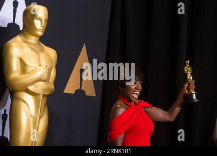 Schauspielerin Viola Davis posiert, nachdem sie am 26. Februar 2017 die beste Nebendarstellerin für ihren Auftritt in Fences im Pressesaal der 89th Academy Awards im Dolby Theater in Los Angeles, USA, gewonnen hat. (Zxj) US-LOS ANGELES-OSCAR-AWARD YangxLei PUBLICATIONxNOTxINxCHN Schauspielerin Viola Davis posiert nach dem Gewinn der besten Nebendarstellerin für ihre Performance in Fences IM Pressesaal der 89. Academy Awards IM Dolby Theatre in Los Angeles den Vereinigten Staaten AM 26 2017. Februar U S Los Angeles Oscar Award YangxLei PUBLICATINxCHXTCHN Stockfoto