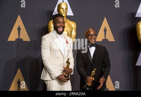 Der Schriftsteller Tarell Alvin McCraney (L) und der Regisseur Barry Jenkins, Gewinner des Best Picture Moonlight, posieren am 26. Februar 2017 im Pressesaal der 89th Academy Awards im Dolby Theater in Los Angeles, USA. (Zjy) US-LOS ANGELES-OSCAR-AWARD YangxLei PUBLICATIONxNOTxINxCHN Drehbuchautor Tarell Alvin McCraney l und Regisseur Barry Jenkins Gewinner des Besten Bild Mondlicht posieren IM Pressesaal der 89. Academy Awards IM Dolby Theatre in Los Angeles, USA AM 26 2017. Februar zjy U S Los Angeles Oscar Award YangxLei PUBLICATIONxNOTxINxCHN Stockfoto