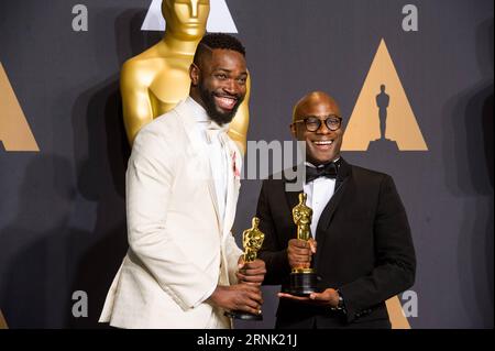 Der Schriftsteller Tarell Alvin McCraney (L) und der Regisseur Barry Jenkins, Gewinner des Best Picture Moonlight, posieren am 26. Februar 2017 im Pressesaal der 89th Academy Awards im Dolby Theater in Los Angeles, USA. (Zjy) US-LOS ANGELES-OSCAR-AWARD YangxLei PUBLICATIONxNOTxINxCHN Drehbuchautor Tarell Alvin McCraney l und Regisseur Barry Jenkins Gewinner des Besten Bild Mondlicht posieren IM Pressesaal der 89. Academy Awards IM Dolby Theatre in Los Angeles, USA AM 26 2017. Februar zjy U S Los Angeles Oscar Award YangxLei PUBLICATIONxNOTxINxCHN Stockfoto