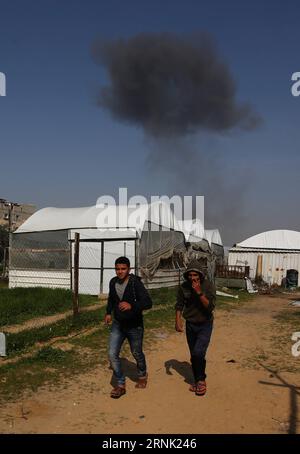 Palästinenser gehen als Rauchschwaden nach einem israelischen Luftangriff im südlichen Gazastreifen Rafah am 27. Februar 2017. Israels Militärsprecher sagte, die Luftwaffe habe Ziele im Gazastreifen getroffen, nachdem eine Rakete aus der belagerten palästinensischen Enklave am Montag den Süden Israels getroffen hatte. (zf) LUFTANGRIFF im GAZASTREIFEN KhaledxOmar PUBLICATIONxNOTxINxCHN DIE PALÄSTINENSER gehen als Rauchschwaden nach dem israelischen Luftangriff auf Rafah im südlichen Gazastreifen AM 27 2017. Februar sagte der israelische Militärsprecher, die Luftwaffe habe Ziele im Gazastreifen nach einer R getroffen Stockfoto