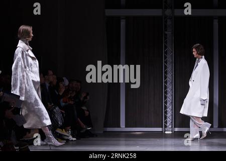 Models präsentieren Kreationen der chinesischen Designermarke RICOSTRU während der Mailänder Fashion Week Herbst/Winter 2017/2018 in Mailand, Italien am 27. Februar 2017. ) ITALIEN-MAILAND-FASHION WEEK-RICOSTRU JinxYu PUBLICATIONxNOTxINxCHN Models präsentieren Kreationen von chinesischen Designern Marke während der Mailand Fashion Week Fall Winter 2017 2018 in Mailand Italien AM Februar 27 2017 Mailand Fashion Week JinxYu PUBLICATIONxNOTxINxCHN Stockfoto