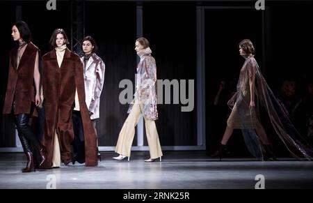 Models präsentieren Kreationen der chinesischen Designermarke RICOSTRU während der Mailänder Fashion Week Herbst/Winter 2017/2018 in Mailand, Italien am 27. Februar 2017. ) ITALIEN-MAILAND-FASHION WEEK-RICOSTRU JinxYu PUBLICATIONxNOTxINxCHN Models präsentieren Kreationen von chinesischen Designern Marke während der Mailand Fashion Week Fall Winter 2017 2018 in Mailand Italien AM Februar 27 2017 Mailand Fashion Week JinxYu PUBLICATIONxNOTxINxCHN Stockfoto