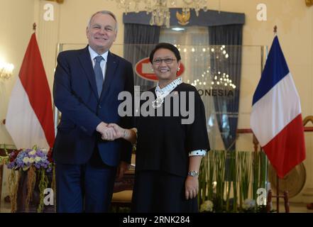 (170228) -- JAKARTA, 28. Februar 2017 -- der indonesische Außenminister Retno Marsudi (R) schüttelt mit dem französischen Außenminister Jean-Marc Ayrault in Jakarta, Indonesien, 28. Februar 2017 die Hand. Die indonesische Außenministerin Retno Marsudi traf sich am Dienstag mit ihrem französischen Amtskollegen Jean-Marc Ayrault und erörterte Möglichkeiten zur weiteren Verbesserung der bilateralen Zusammenarbeit zwischen den beiden Ländern. (ZXJ) INDONESIEN-JAKARTA-FRANKREICH-AUSSENMINISTER-TREFFEN AGUNGXKUNCAHYAXB. PUBLICATIONxNOTxINxCHN Jakarta Februar 28 2017 indonesische Außenminister Retno Marsudi r gibt den französischen Außenministern die Hand Stockfoto
