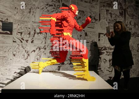 (170228) -- LONDON, 28. Februar 2017 -- Ein Besucher fotografiert die Arbeit Flash Forward Made of Lego Bricks während der Ausstellung The Art of Brick: DC Super Heroes des Künstlers Nathan Sawaya am 28. Februar 2017 in der South Bank in London. Die Ausstellung zeigte Skulpturen, die auf dem DC Comics-Universum basieren und mehr als 2 Millionen Lego-Steine verwendeten. GROSSBRITANNIEN-LONDON-LEGO KUNSTAUSSTELLUNG TimxIreland PUBLICATIONxNOTxINxCHN London Feb 28 2017 ein Besucher macht ein Foto der Arbeit Flash FORWARD made of Lego Bricks während der Ausstellung The Art of Brick DC Super Heroes von Künstler Nathan Sawaya AUF Th Stockfoto