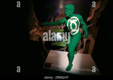 (170228) -- LONDON, 28. Februar 2017 -- Ein Besucher schaut sich die Arbeit Green Lantern: Green made of Lego Bricks während der Ausstellung The Art of Brick: DC Super Heroes des Künstlers Nathan Sawaya an der South Bank in London, Großbritannien, am 28. Februar 2017 an. Die Ausstellung zeigte Skulpturen, die auf dem DC Comics-Universum basieren und mehr als 2 Millionen Lego-Steine verwendeten. GROSSBRITANNIEN-LONDON-LEGO KUNSTAUSSTELLUNG TimxIreland PUBLICATIONxNOTxINxCHN London Feb 28 2017 ein Besucher betrachtet die Arbeit Green Lantern Green made of Lego Bricks während der Ausstellung The Art of Brick DC Super Heroes des Künstlers Nathan Sawaya AUF der S Stockfoto