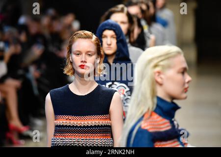 (170228) -- PARIS, 28. Februar 2017 -- Models präsentieren Kreationen von Cynthia&Xiao, einer Hongkonger Designermarke, während der Women s Ready-to-Wear Herbst Winter 2017/18 Fashion Week in Paris, Frankreich, am 28. Februar 2017. ) FRANCE-PARIS-FASHION WEEK-HONG KONG-MARKEN ChenxYichen PUBLICATIONxNOTxINxCHN Paris Feb 28 2017 Models präsentieren Kreationen einer Hong Kong Designers S Marke während der Women S Ready to Wear Case Winter 2017 18 Fashion Week in Paris Frankreich AM Feb 28 2017 Paris Fashion Week Hong Kong Brands ChenxYichen PUBLATIONxNOTxINxCHN Stockfoto