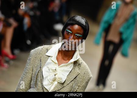 (170228) -- PARIS, 28. Februar 2017 -- Models präsentieren Kreationen von ID, einer Hongkonger Designermarke, während der Women s Ready-to-Wear Herbst Winter 2017/18 Fashion Week in Paris, Frankreich, am 28. Februar 2017. ) FRANCE-PARIS-FASHION WEEK-HONG KONG-MARKEN ChenxYichen PUBLICATIONxNOTxINxCHN Paris Feb 28 2017 Models präsentieren Kreationen von ID A Hong Kong Designers S Brand während der Women S Ready to Wear Case Winter 2017 18 Fashion Week in Paris Frankreich AM Feb 28 2017 Paris Fashion Week Hong Kong Brands ChenxYichen PUBLATIONxNOTxINxCHN Stockfoto